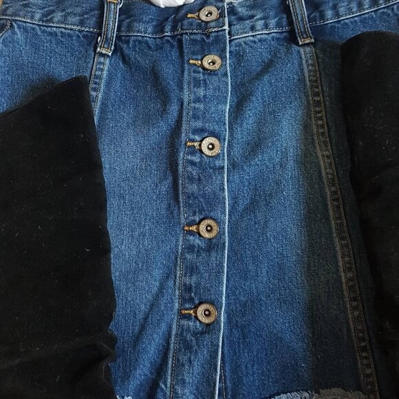 Cute denim skirt. - Picture 5 of 5